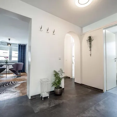 Fn L 5 Klimatisiert Mit Balkon Und Küche