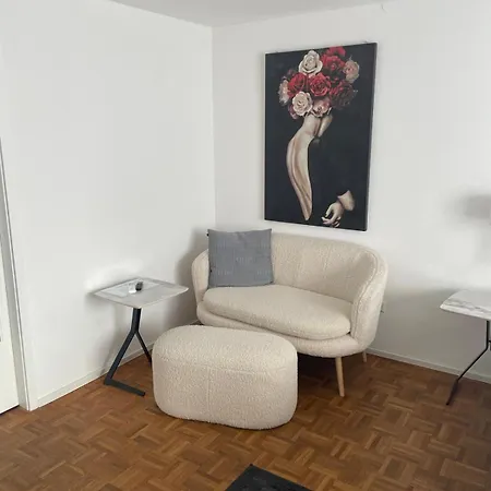 Fn L 5 Klimatisiert Mit Balkon Und Kueche アパート *