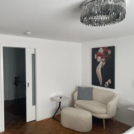 Fn L 5 Klimatisiert Mit Balkon Und Kueche アパート *